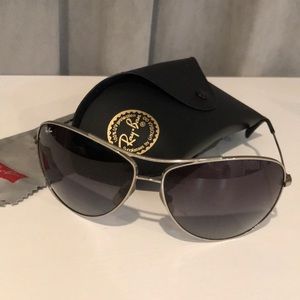Man’s OS Ray-Ban Aviator